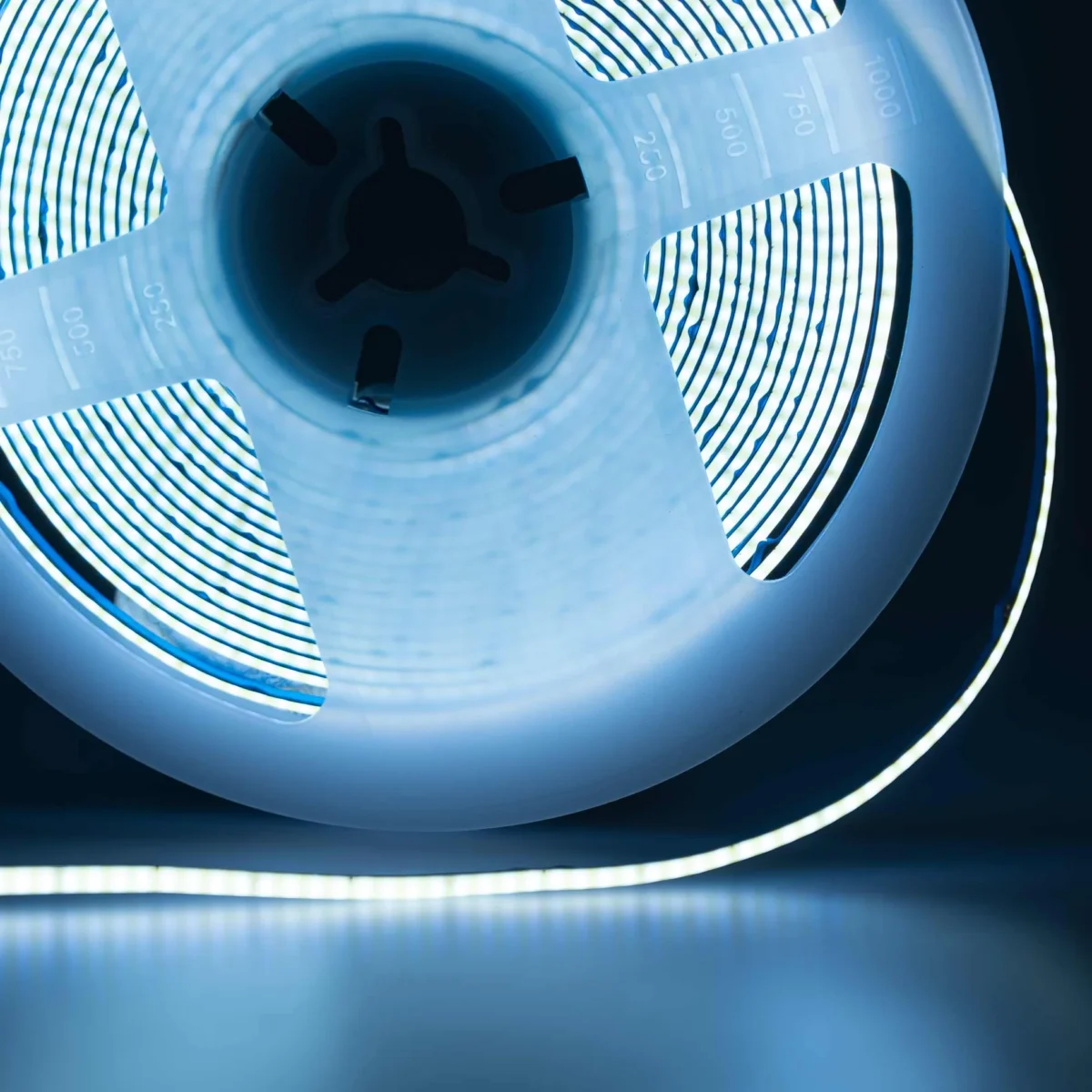 Striscia LED COB monocolore - 24V DC - 8W/m - 3mm - 400 LED/m - IP20 - 5 metri - immagine 16